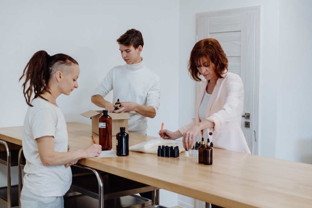Atelier Handymade — préparation des matières premières et des flacons sur la table