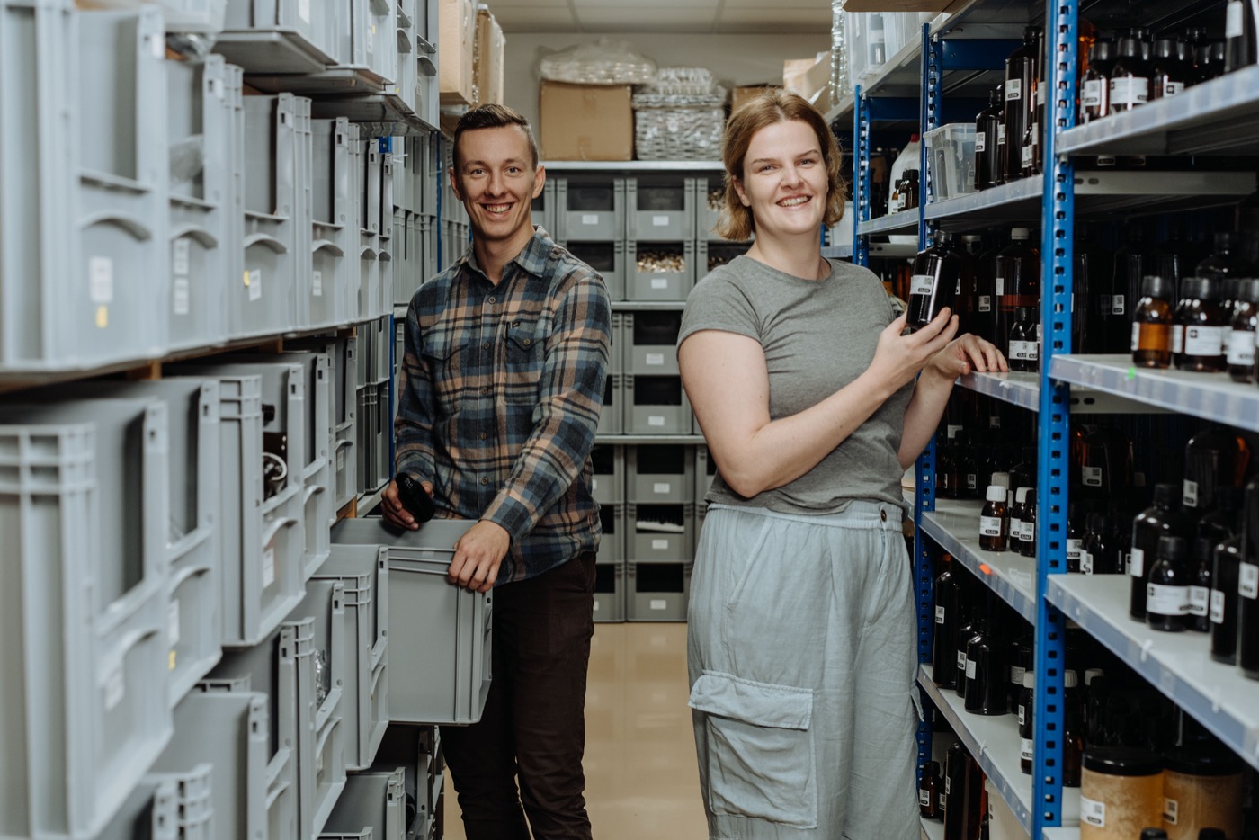 Entrepôt Handymade — rayonnages de matières premières en flacons et en caisses