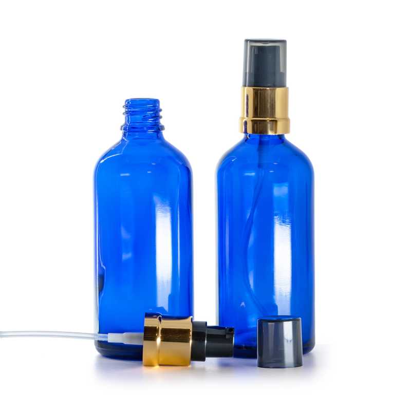 Flacon en verre bleu, distributeur noir et doré brillant avec surcapuchon fumé, 100 ml