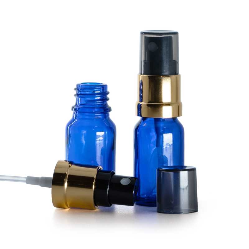 Flacon en verre bleu, pompe spray noire à bague dorée brillante, surbouchon fumé, 10 ml