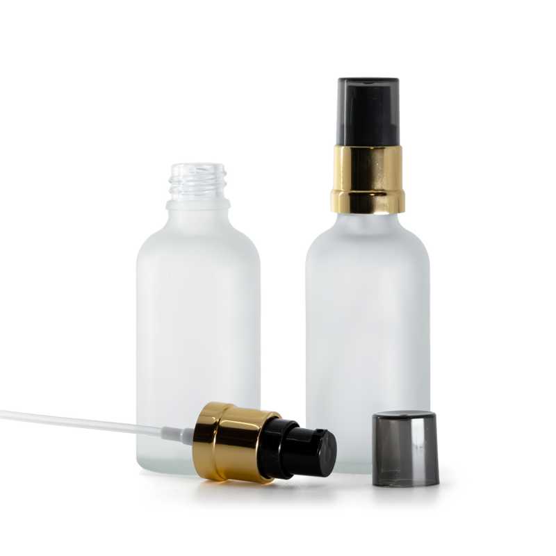 Flacon en verre, transparent dépoli, pompe noire et dorée brillante avec surcapuchon fumé, 50 ml