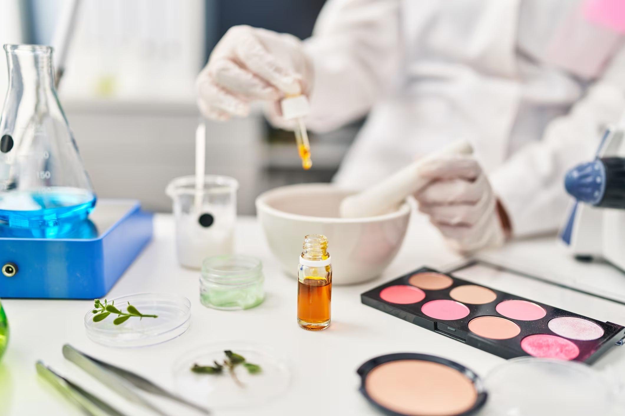 Lecture de la liste INCI des ingrédients sur une étiquette cosmétique